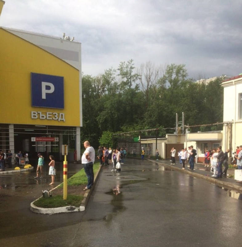 Из гипермаркета «Окей» в Екатеринбурге эвакуированы люди из-за задымления 