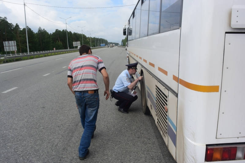 На въезде в Екатеринбург автоинспекторы устроили водителям автобусов проверку