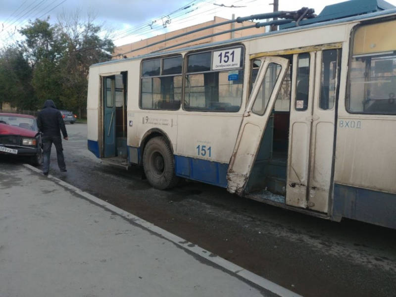 В Екатеринбурге ВАЗ-2107 пытался обогнать троллейбус и угодил в столб