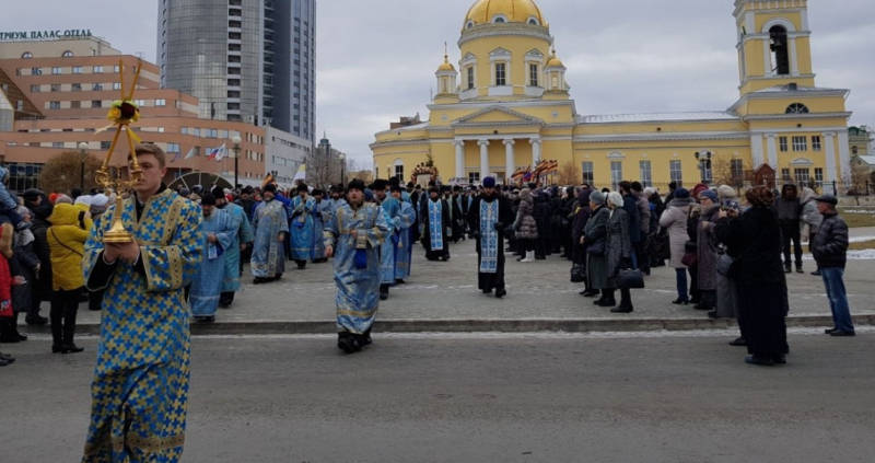 Порядка 6 000 человек прошли крестным ходом в центре Екатеринбурга. Большой фоторепортаж