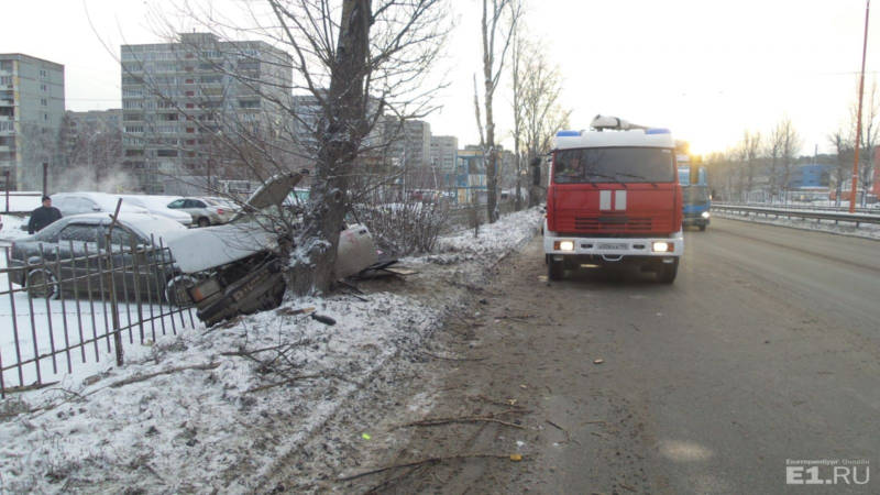 Спасателям пришлось вырезать водителя из автомобиля, «встретившегося» с деревом в Екатеринбурге