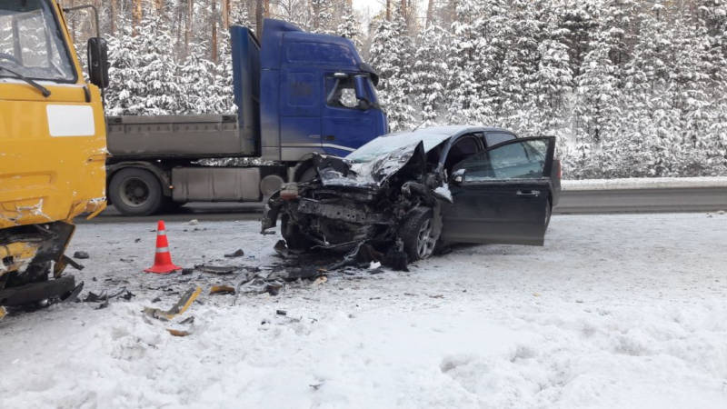 Смертельная авария на ЕКАД: Форд влетел на встречке в КамАЗ, после чего его отбросило на легковушку