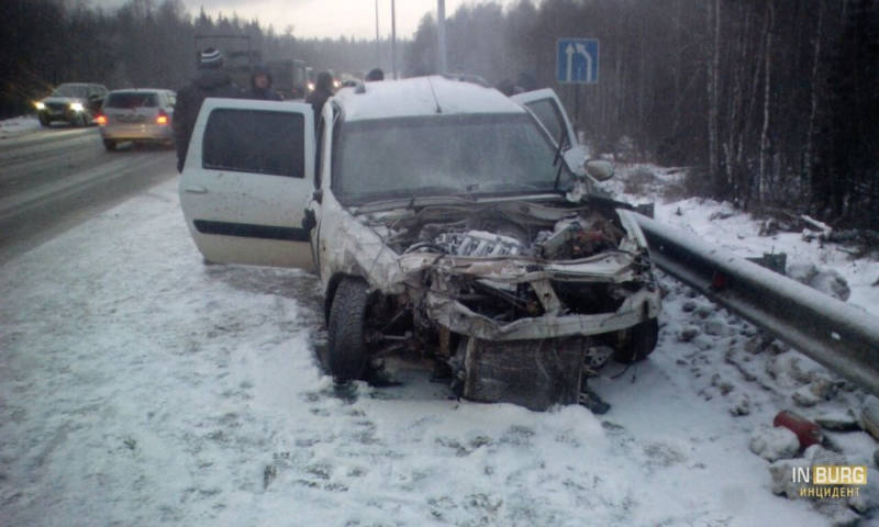 На трассе Екатеринбург — Пермь под Ревдой в столкновении трёх машин погибли два человека