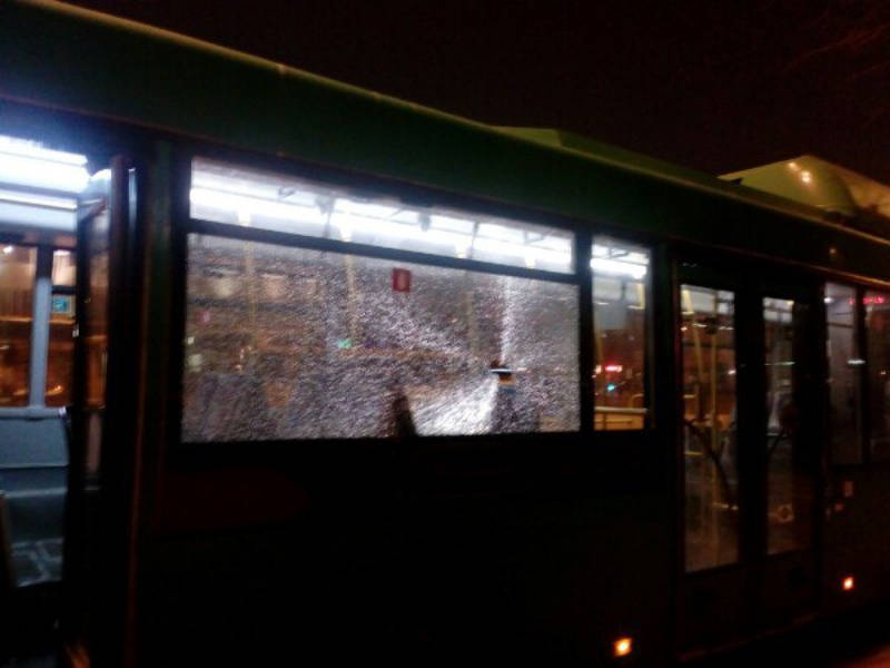 В центре Екатеринбурга парни напали на автобус и разбили стекла
