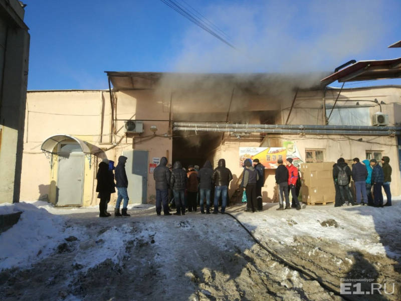 В Екатеринбурге загорелся овощной склад 