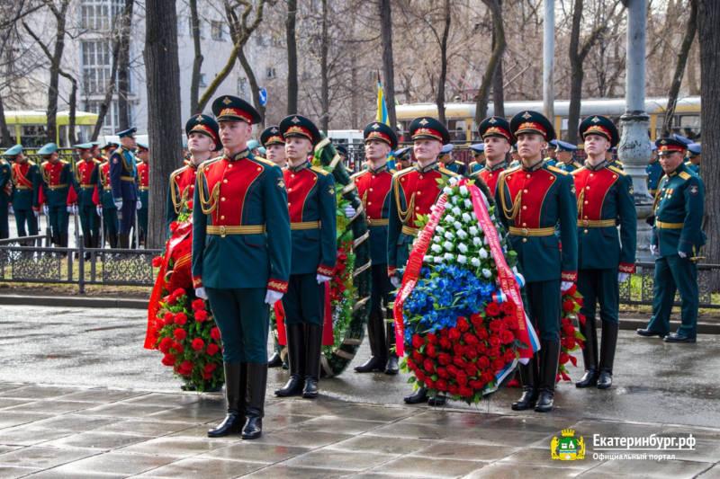 Накануне Дня Победы по традиции возложили цветы к памятнику Георгию Жукову