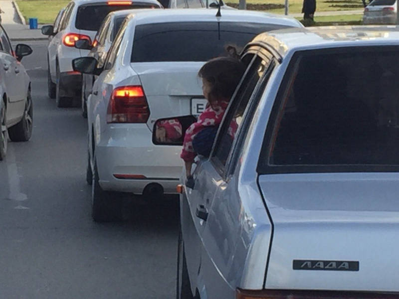 «Неадекватный» водитель ехал с ребёнком на коленях и нарушал правила дорожного движения в Екатеринбурге