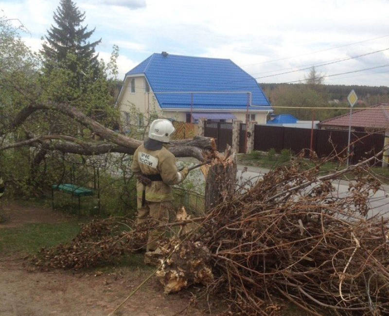 Свердловские спасатели ликвидируют последствия разгула стихии