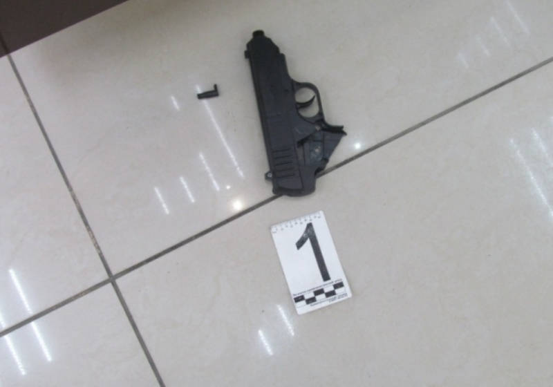 В Серове у грабителя ювелирного магазина пистолет развалился на части