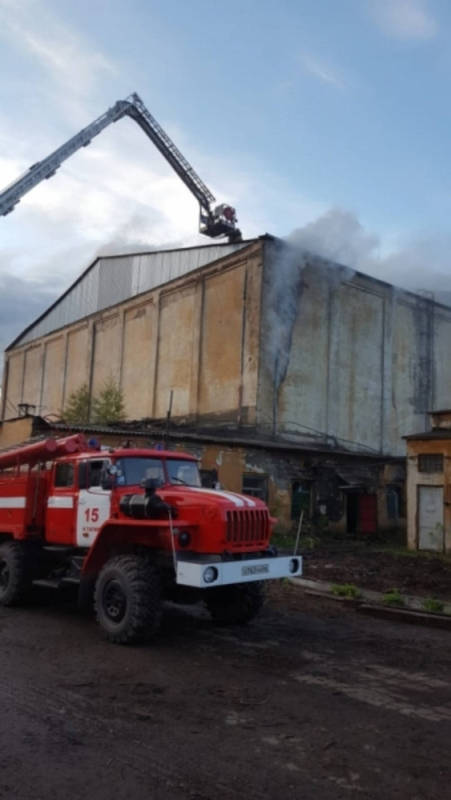 Не горит, но тлеет: больше суток тушат здание хладокомбината в Нижнем Тагиле 