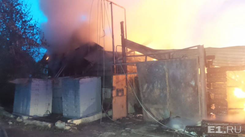 В Берёзовском большой дом сгорел дотла
