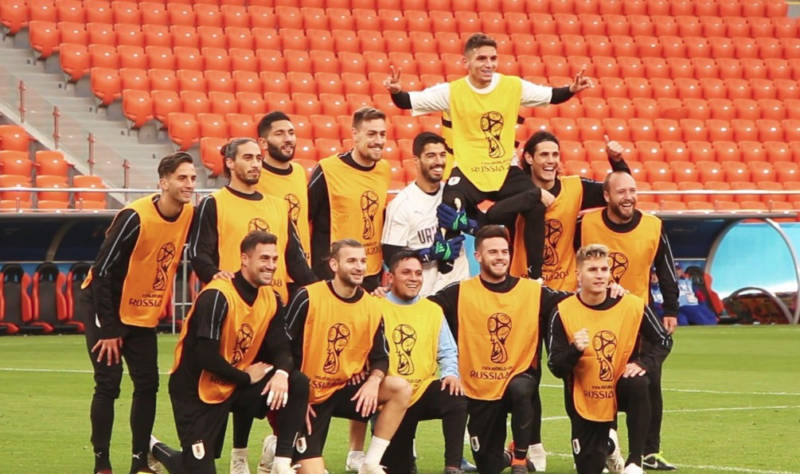 Футболисты Уругвая устроили фотосессию после тренировки на «Екатеринбург Арене»
