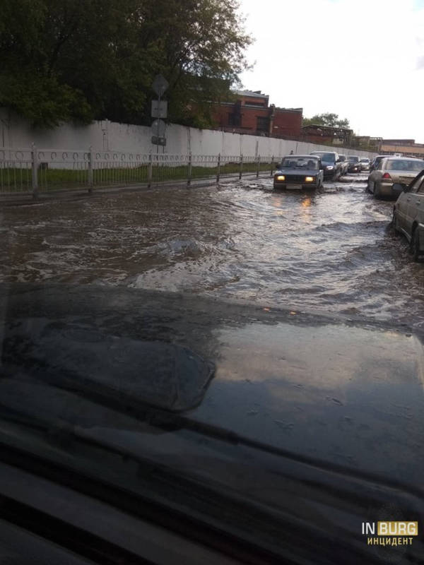 Из-за сильнейшего ливня в Екатеринбурге затопило улицы