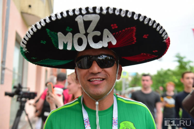 Болельщики приветствовали мексиканских футболистов с кричалками и сомбреро