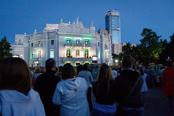 Солисты оперного театра споют ночью серенады на балконе