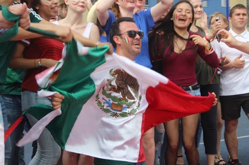Мексиканские болельщики сыграли с екатеринбуржцами в дворовый футбол