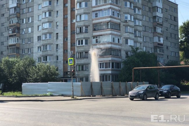 «Это не авария»: на Сортировке забил высокий фонтан кипятка