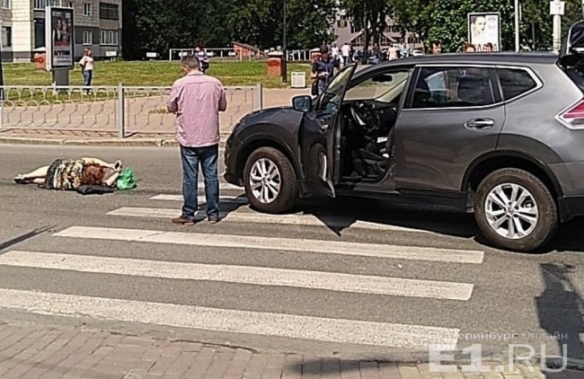 Внедорожник сбил женщину на «зебре» в центре Екатеринбурга