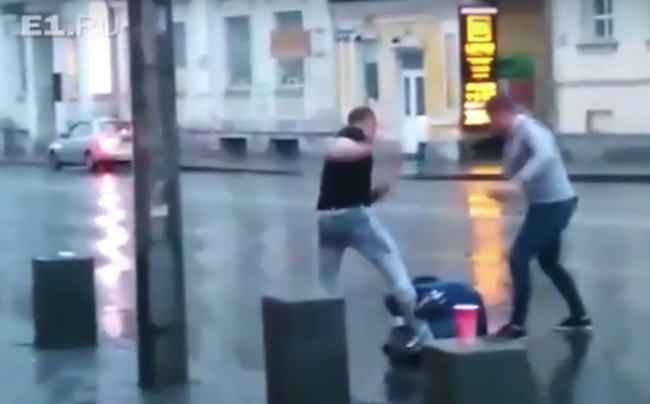 Двое парней жестоко избили мужчину возле бара в центре Екатеринбурга