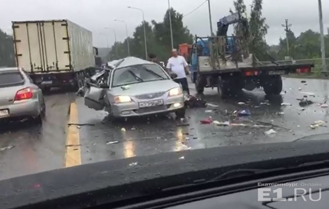 КамАЗ с отказавшими тормозами смял Hyundai и сбил пешехода
