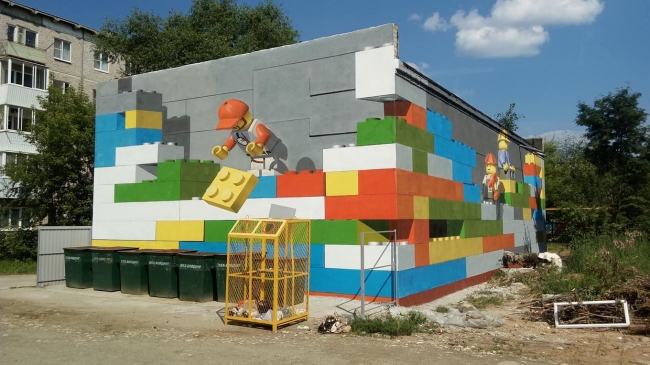 На радость детям: власти Берёзовского изрисовали стены администрации