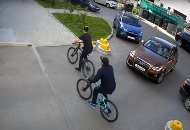 Двое мужчин похитили дорогие велосипеды из подъезда буквально на глазах у жильцов