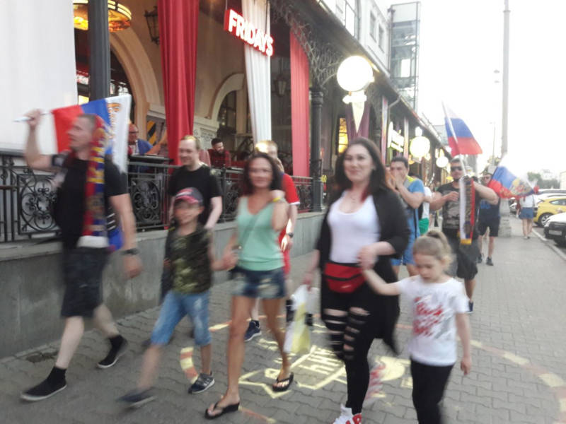 Тысячи екатеринбуржцев вышли на улицы города праздновать победу сборной