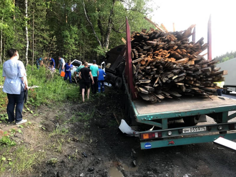 Семья из Каменска-Уральского погибла в страшной аварии, столкнувшись с лесовозом