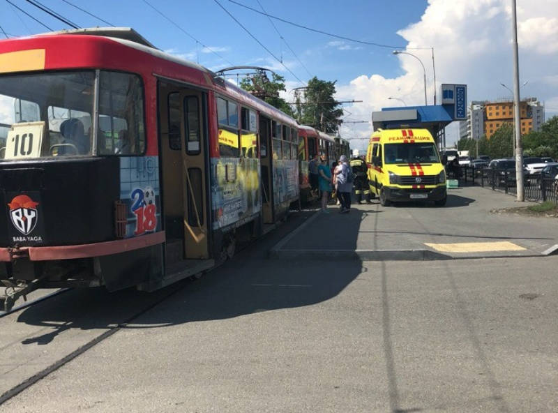 Очевидцы: трамвай сбил женщину возле Верх-Исетского рынка