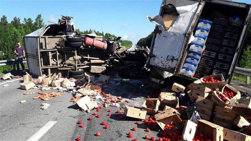 Сосиски и помидоры рассыпались по шоссе: подробности аварии под Невьянском