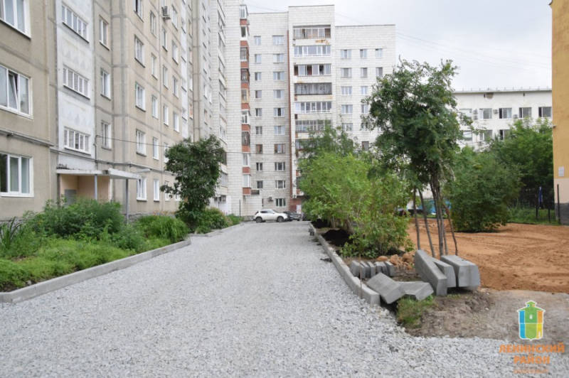Во дворах Екатеринбурга обновляют дороги, тротуары и спортплощадки