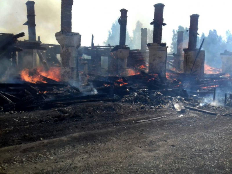 Несколько семей остались без крова в результате крупного пожара на Среднем Урале