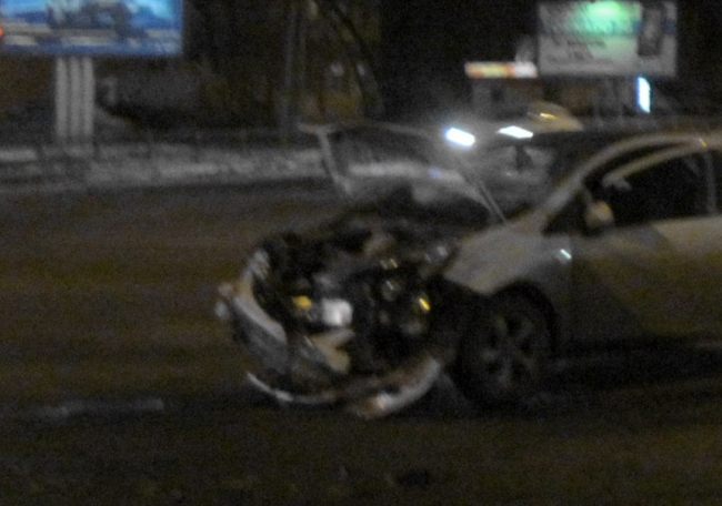 Легковушка протаранила такси на перекрёстке у Макаровского моста