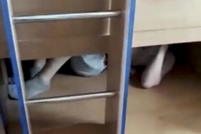Смех и грех: в Екатеринбурге алиментщик пытался спрятаться от приставов под кроватью