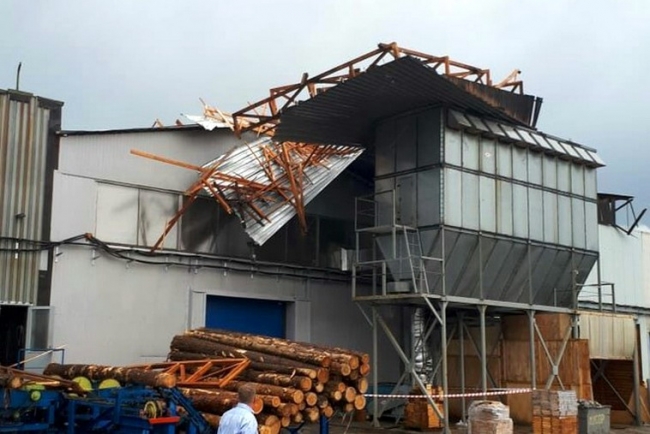 В Нижнем Тагиле во время грозы сорвало крышу с производственного здания