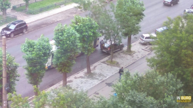 В Екатеринбурге троллейбус протаранил легковушку
