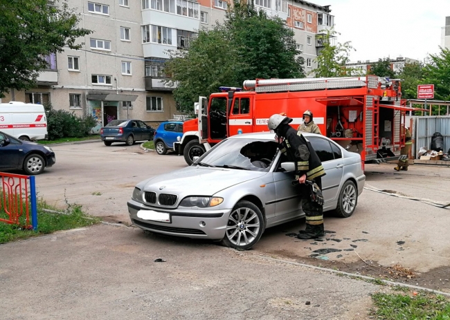 В Каменске-Уральском средь бела дня загорелся BMW