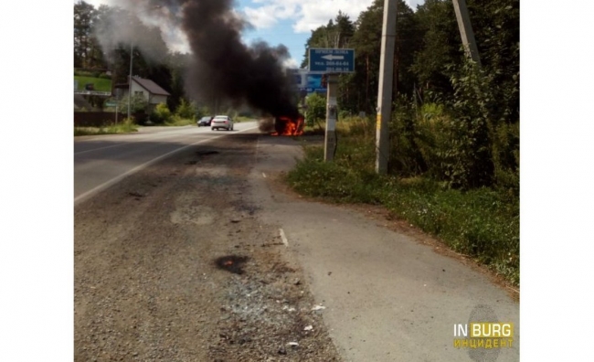 Пассажирский микроавтобус загорелся на свердловской трассе