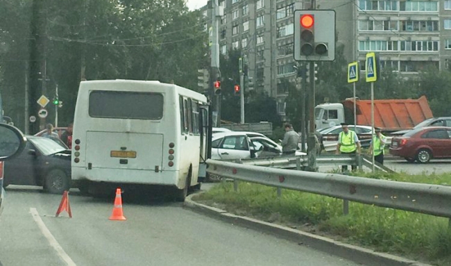 Дорожный коллапс начался на Юго-Западе из-за аварии с автобусом