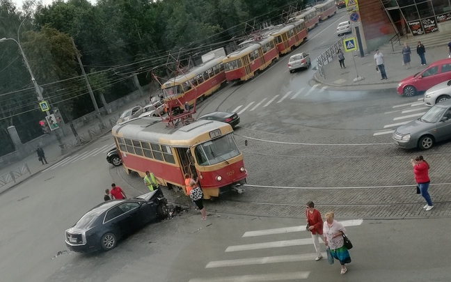 Cadillac со всего размаха врезался в трамвай в центре Екатеринбурга