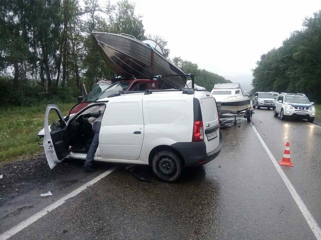 Из-за дождя на дороге Каменск-Уральский – Екатеринбург произошло ДТП с катерами