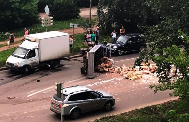 Дорожное «месилово» в Каменске-Уральском: четыре машины столкнулись, одна перевернулась