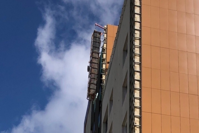 В Академическом районе строитель упал с 10-го этажа