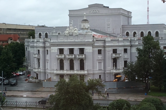 Оперный театр Екатеринбурга спрятался за забором