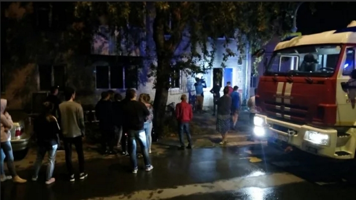 Люди прыгают из окон: в Екатеринбурге горит жилой дом на Латвийской