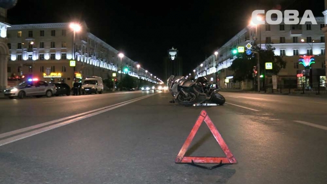 Иномарка жёстко схлестнулась с мотоциклистом в Екатеринбурге