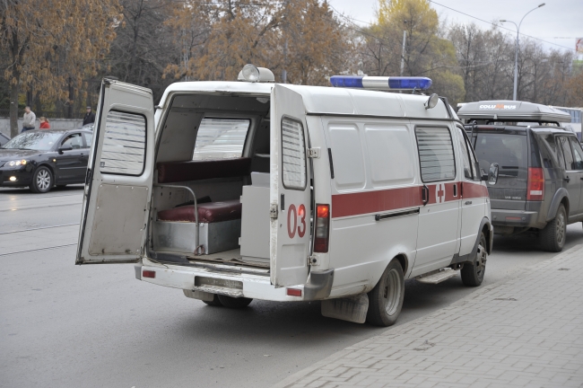 Рабочий упал с крыши школы и сломал позвоночник в Екатеринбурге