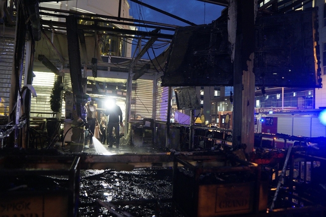 Быстро сгорело и быстро потушили летнее кафе в центре Екатеринбурга