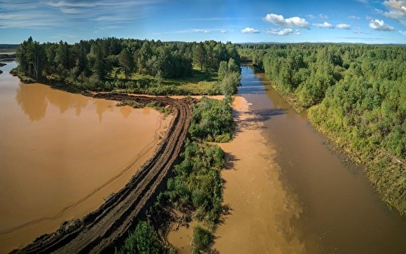 Река Тагил загрязнена светло-коричневой жижей