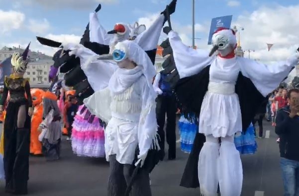 По центру Екатеринбурга прошёл карнавал кукольников со всего мира